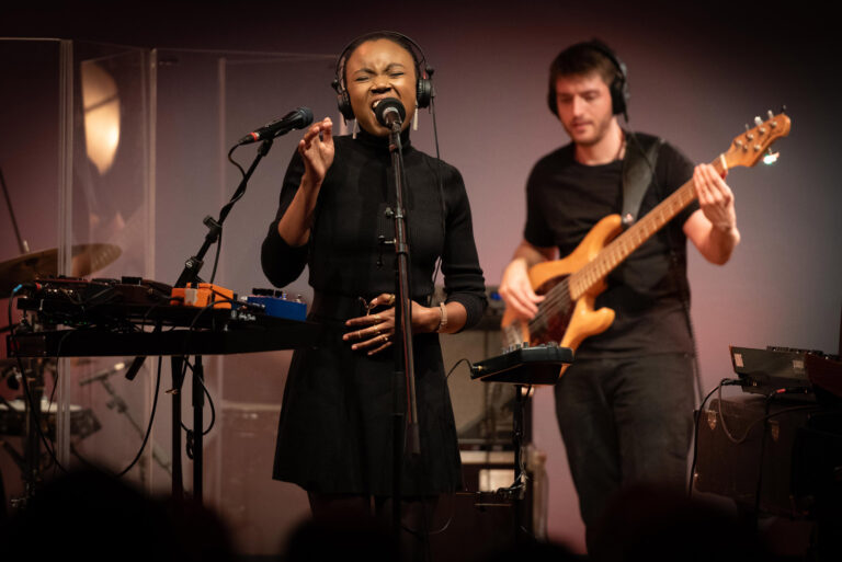 14-Mobilé-Fotogallerie-Achtung-Aufnahme