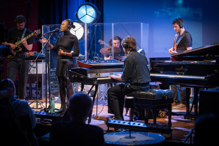 17-Mobilé-Fotogallerie-Achtung-Aufnahme